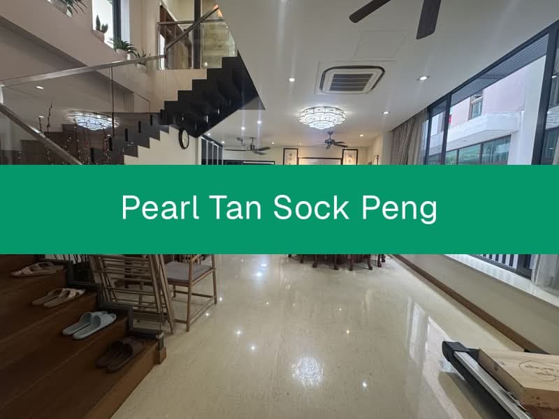 Well-Renovated 2.5-Storey Detached House near MyVillage, Farleigh Ave
