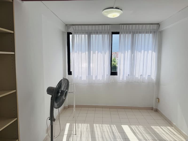 3I HDB Flat at 4 Queen's Road – Mid Floor, Near MRT