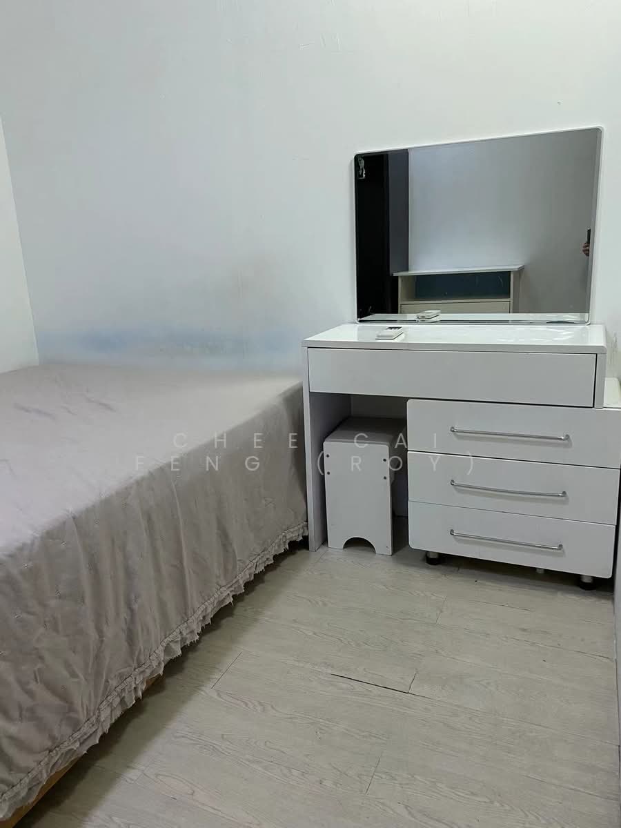 Room for Rent at Textile Centre, Jalan Sultan – High Floor Corner Unit